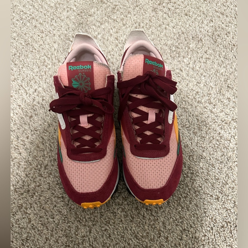 Reebok CL Legacy Women’s sneakers in Collegiate Burgundy and Solar Gold